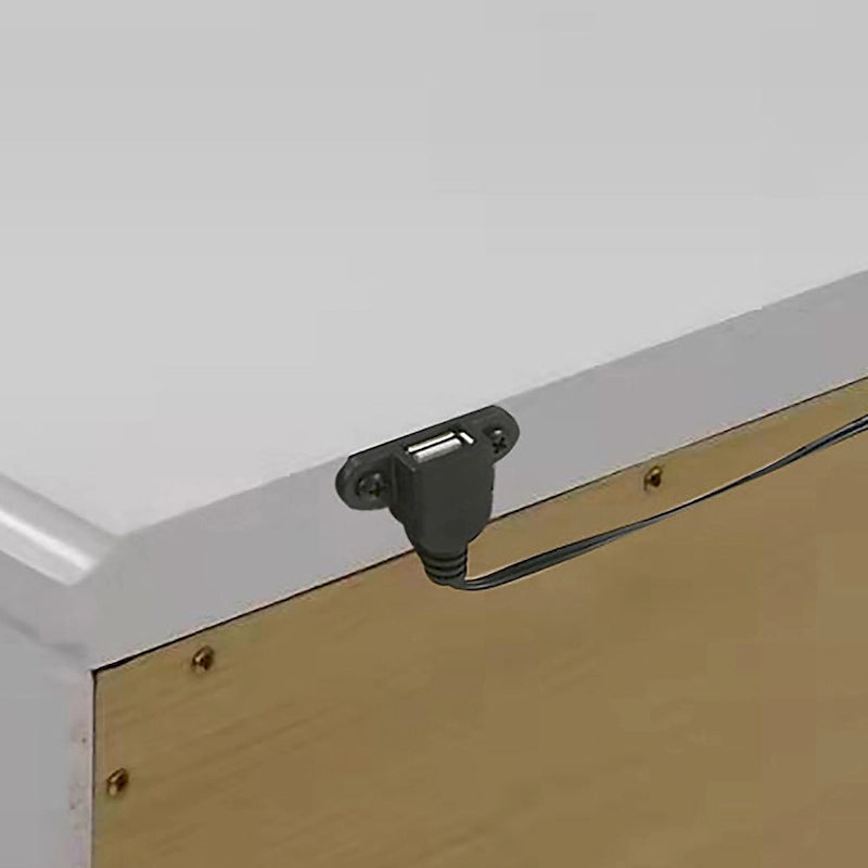 Glam noční stolek se 2 zásuvkami a USB porty, reliéfní vzor ve stylu art deco
