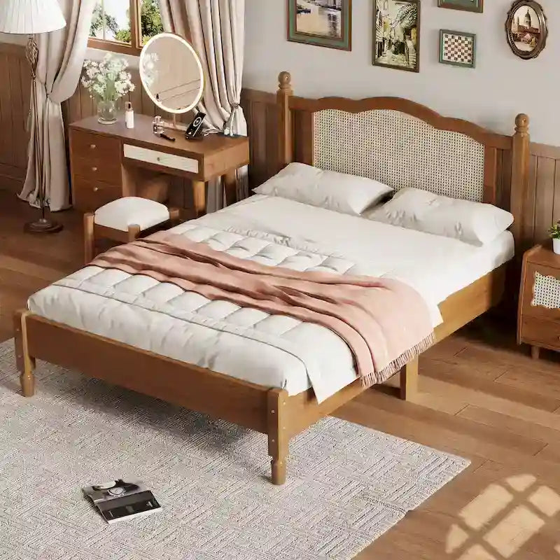 Dřevěná postel s přírodním ratanovým čelem a lamelovým roštem